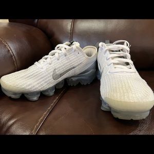 White and silver vapormax 5.5Y